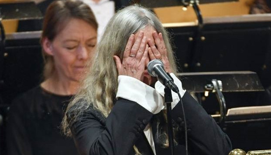 Patti Smith, Dylanın şarkısını söylerken sözleri unutunca...