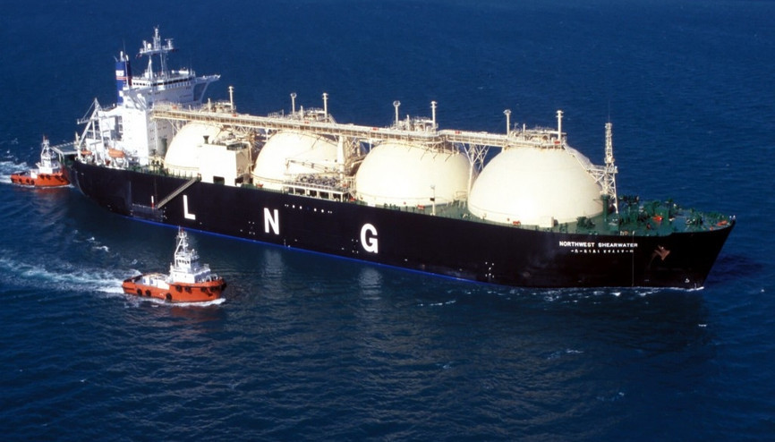 Türkiyenin ilk yüzen LNG santrali İzmire demirledi