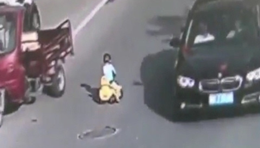 Oyuncak arabayla ana yola çıktı, polise yakalandı