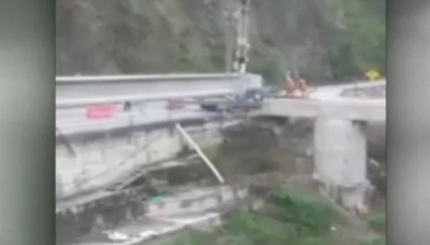 Vinç devrildi, çalışanlar ölümden döndü