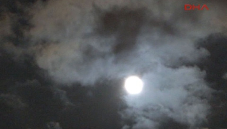 Süper Ay İstanbulda böyle görüntülendi Süper Ay İstanbulda böyle görüntülendi