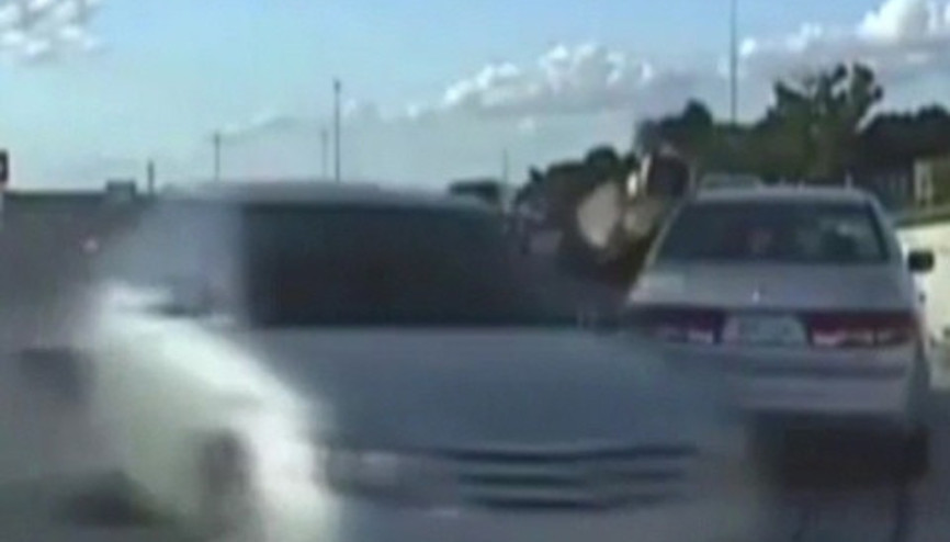 Kadın sürücünün otomobili polisi teğet geçti