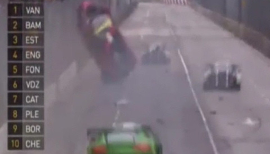 Yarış pistindeki feci kaza kamerada Yarış pistindeki feci kaza kamerada