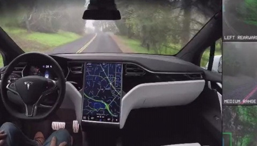 Teslanın sürücüsüz aracı trafiğe çıktı Teslanın sürücüsüz aracı trafiğe çıktı