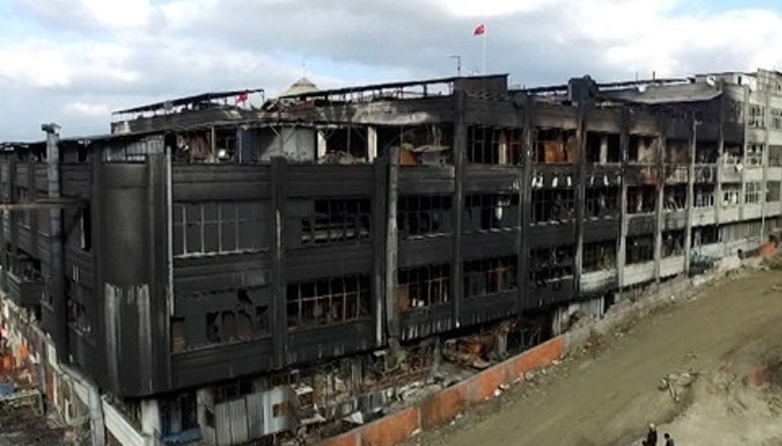 Bayrampaşa’daki yanan fabrika havadan böyle görüntülendi