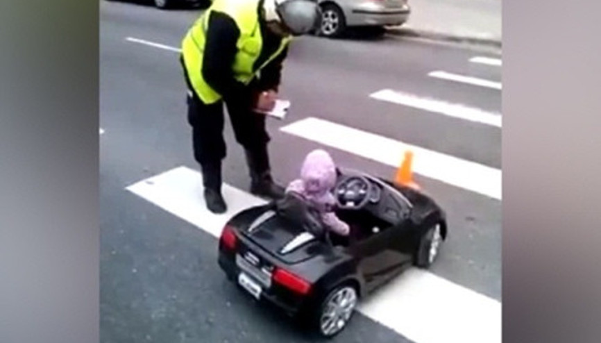 Polis minik sürücüye ceza kesti