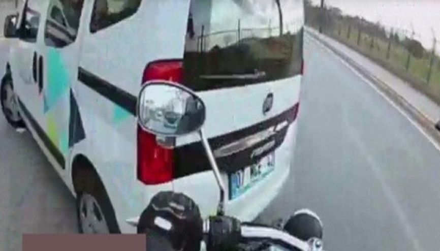 Motosiklet sürücüsünün ölümden döndüğü kaza kamerada
