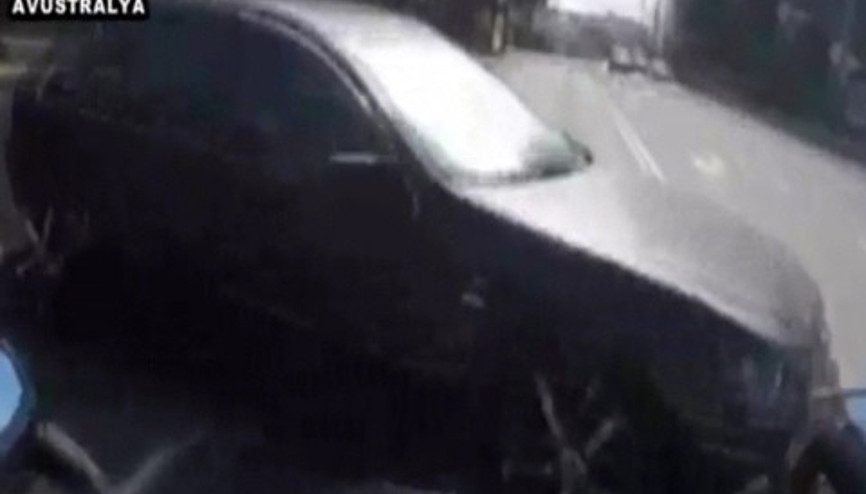 Motosiklet otomobile böyle çarptı