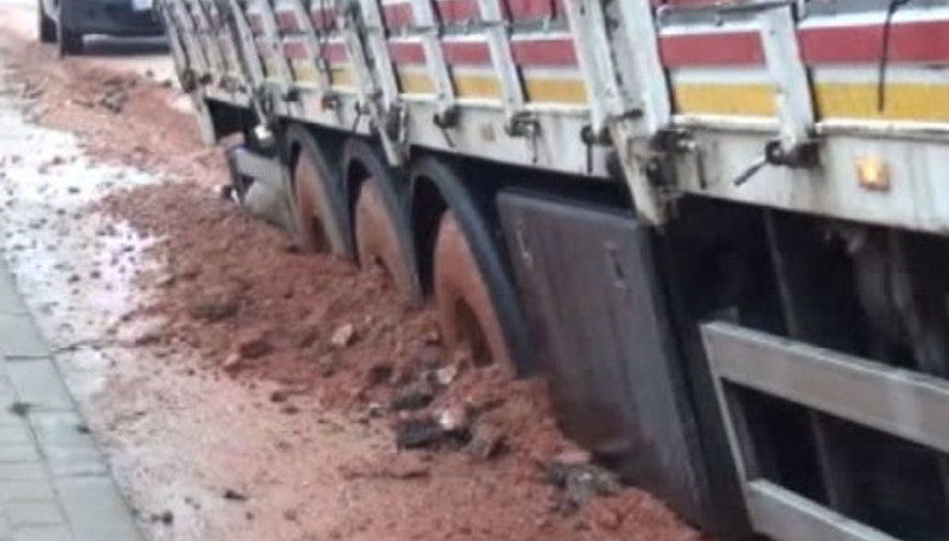 Bursada TIRlar çöken yola böyle saplandı