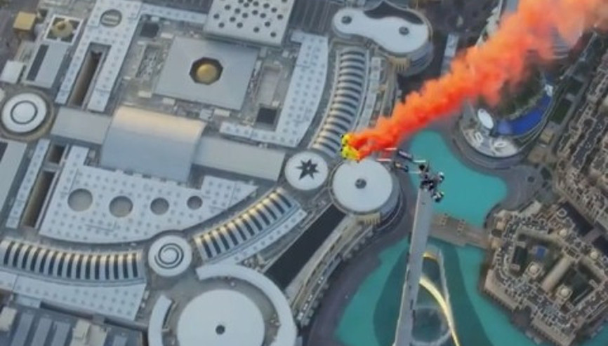 Dünyanın en yüksek gökdeleninden atlayış