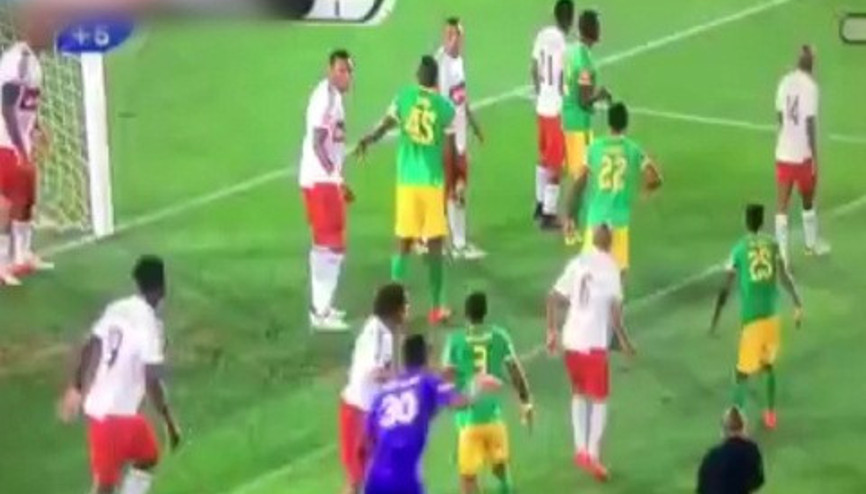 Güney Afrikadaki bir maça kaleci damgasını vurdu Güney Afrikadaki bir maça kaleci damgasını vurdu