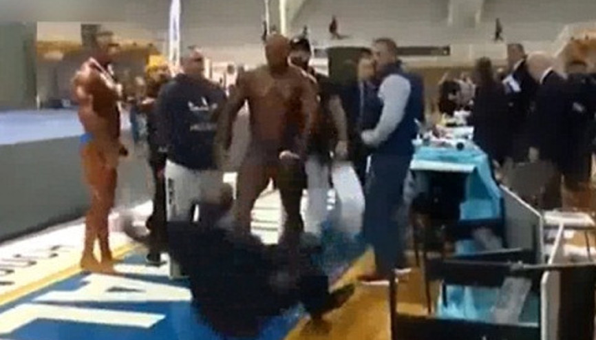 Çılgın vücut geliştirici jüriye yumruk attı
