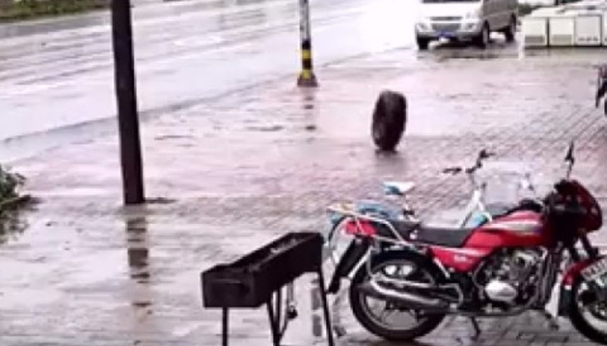 Kaza sonrası yola fırlayan lastiğin ilginç yolculuğu