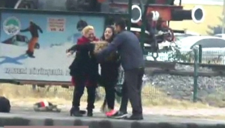 Kadın kadına şiddet