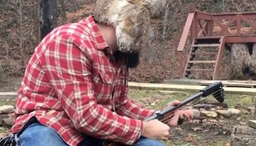 Tüfeğini çalgı aleti yaptı