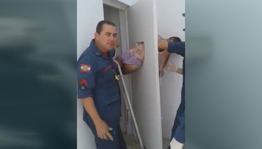 Karakoldaki hücreden kaçmaya çalışan hırsız kapıya sıkıştı