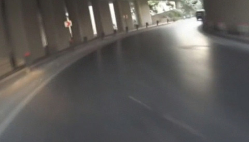 Bariyerlere giren gencin kazası kask kamerasında Bariyerlere giren gencin kazası kask kamerasında