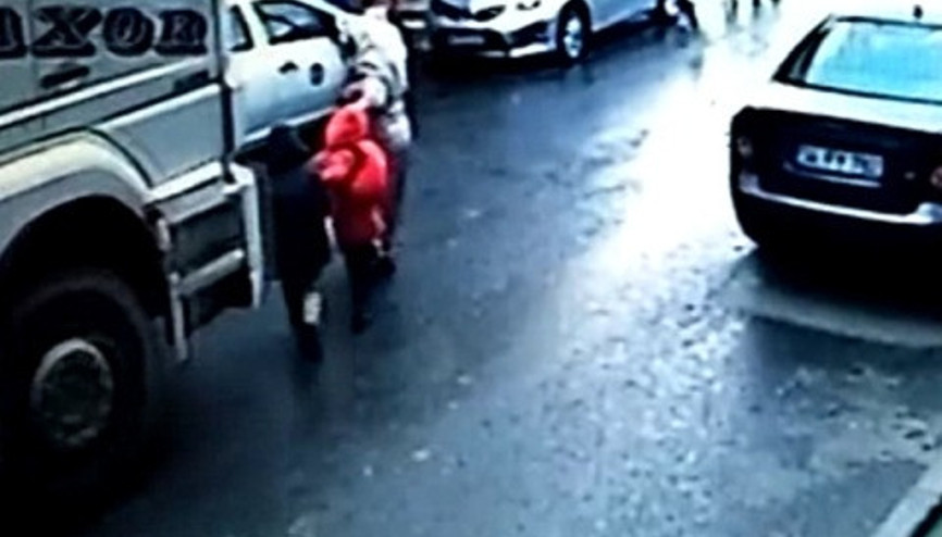 Sarıyerde babaanne ve iki torununu hafriyat kamyonunun altında kaldı