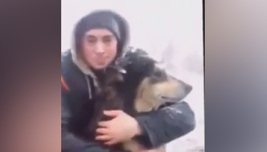 Donmuş göletteki köpeği yol çalışanları kurtardı