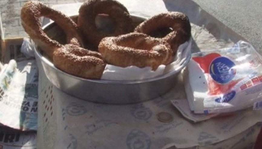 Satıcısı olmayan simit tezgahında hasılat tam