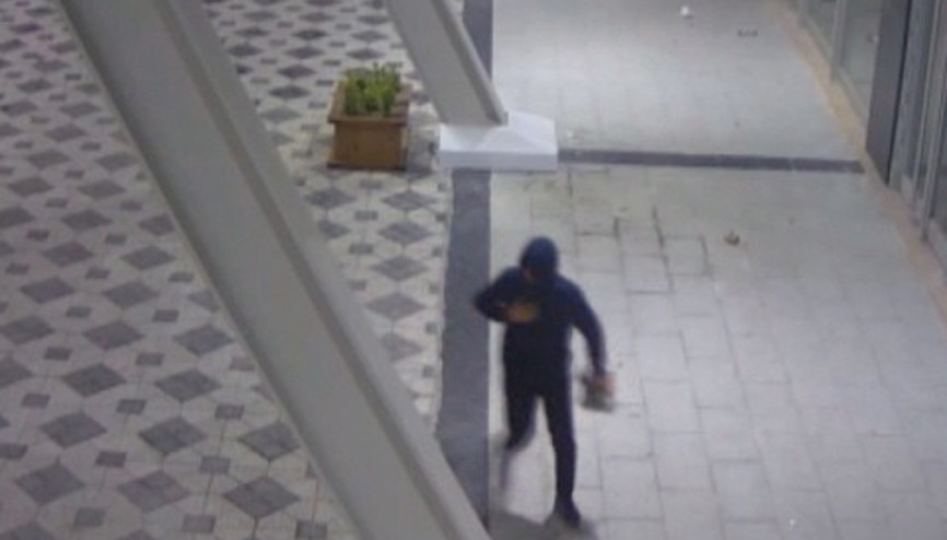 Kaldırım taşıyla camı kıran hırsızlar kamerada