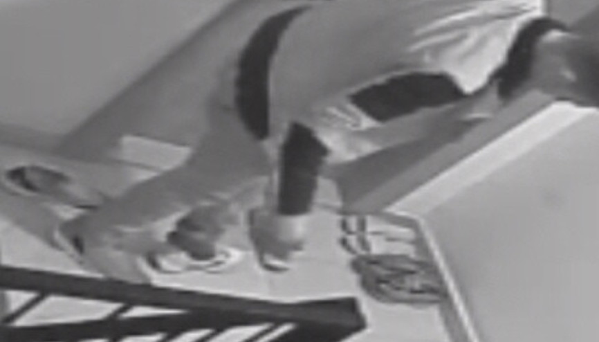 Ayakkabıları deneyip çalan hırsızlar kamerada