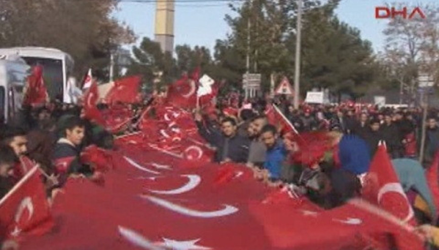 Diyarbakırda metrelerce uzunluktaki Türk bayrağıyla yürüdüler Diyarbakırda metrelerce uzunluktaki Türk bayrağıyla yürüdüler