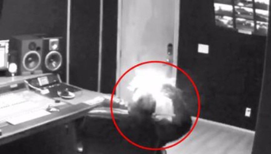 Ünlü şarkıcının yüzünde telefon patladı