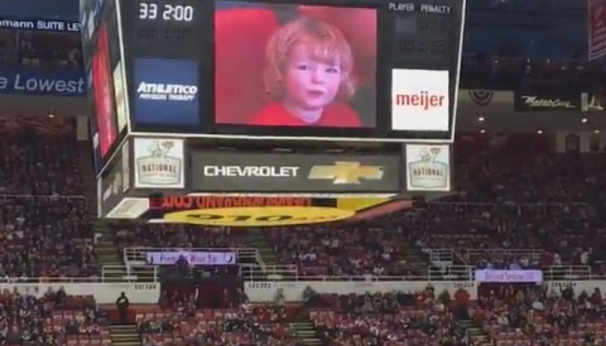 Stad kamerasına yansıyan sevimli çocuğa tezahürat yapmak