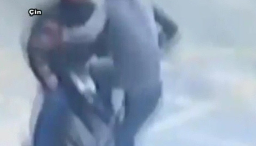 Karateci kamyon şoförü motosikletteki hırsıza böyle uçtu