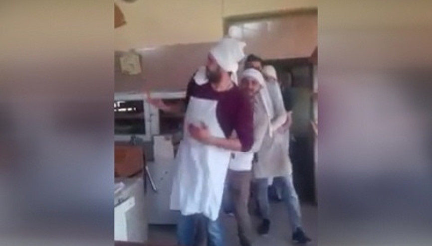 Çalıştıkları fırında penguen dansı yaparak eğlenen işçiler