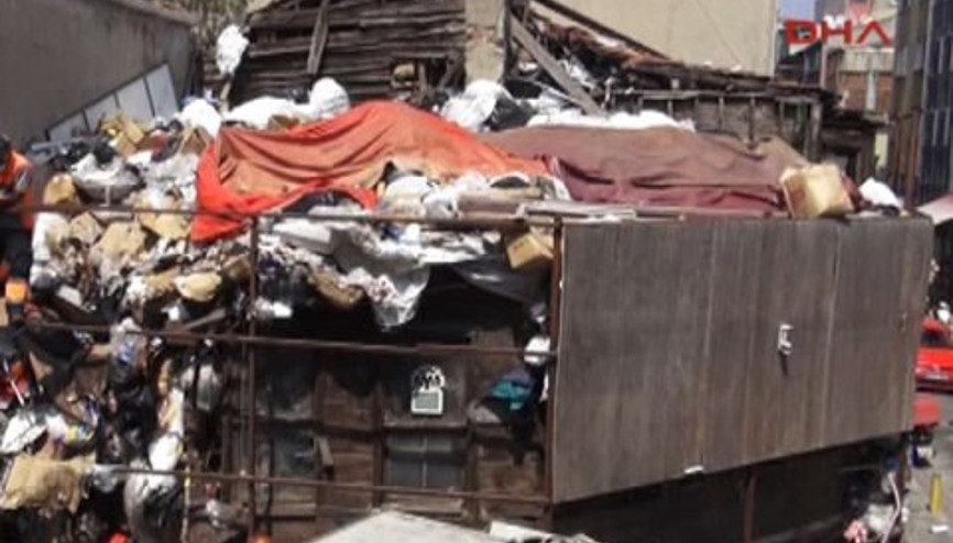 İstanbulun göbeğinde çöp apartman