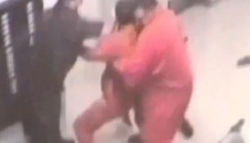 Gardiyanı mahkumun elinden diğer mahkum kurtardı Gardiyanı mahkumun elinden diğer mahkum kurtardı