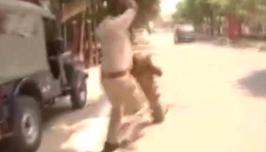 Polisler sopalarla birbirine girdi