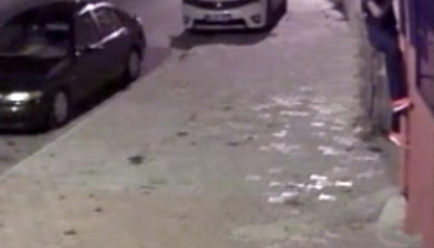 Hırsızın örümcek adam gibi tırmanarak yaptığı soygun kamerada Hırsızın örümcek adam gibi tırmanarak yaptığı soygun kamerada