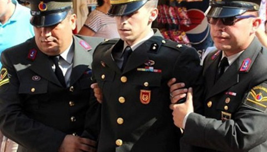 Teğmenin zor anları: Kürsüde fenalaştı