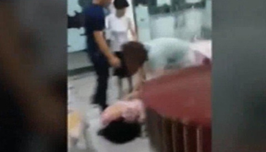 Restoran basıp kocasının sevgilisini hastanelik etti