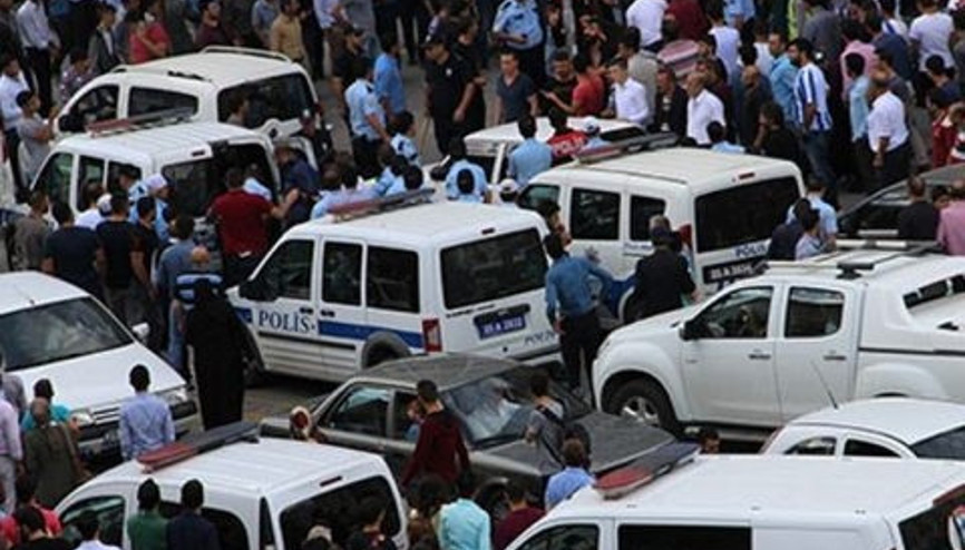 Sokakta 100 kişi biribirine girdi