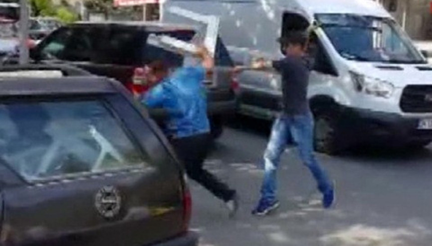 Ataşehirde yol verme kavgası kamerada Ataşehirde yol verme kavgası kamerada