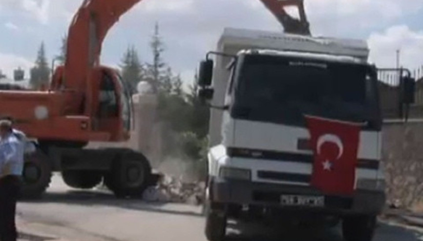Koza İpek’in malikanesinin duvarı mehter müziği eşliğinde yıkıldı