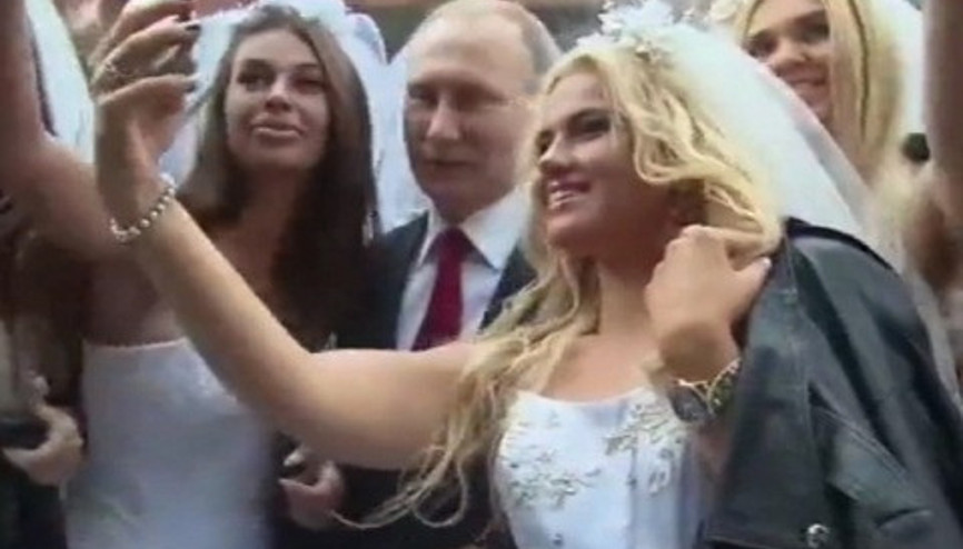 Rus gelinler Putinin etrafını sardı