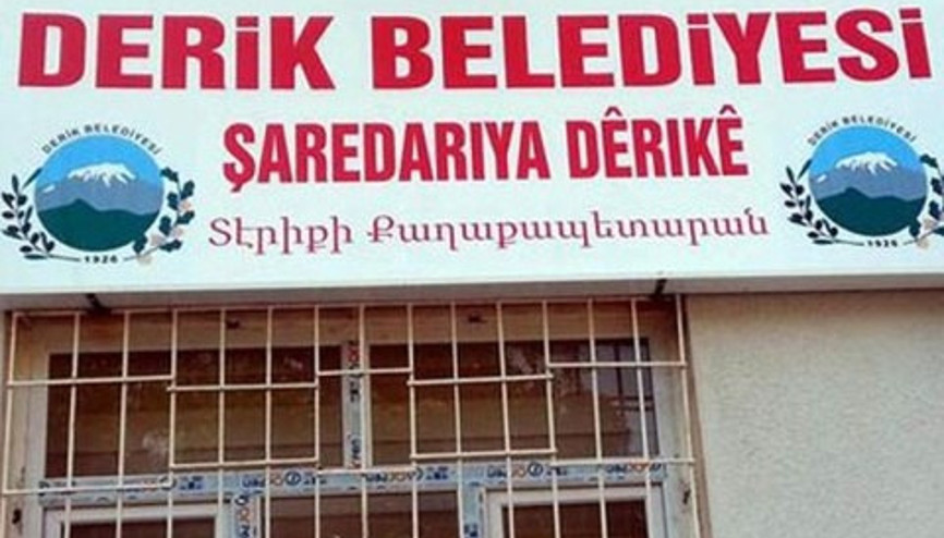 Derik Belediyesi’nin tabelası yeniden 3 dilli olarak asıldı Derik Belediyesi’nin tabelası yeniden 3 dilli olarak asıldı