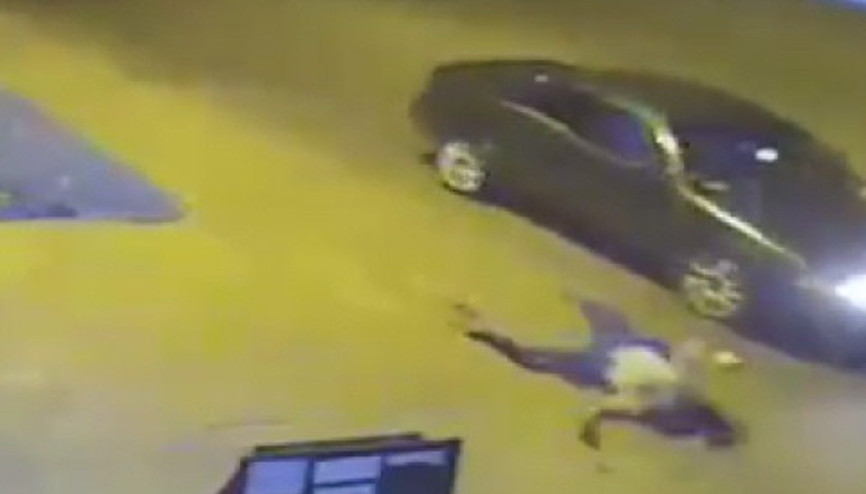 Havada taklalar attığı kazadan sonra ayağa kalktı