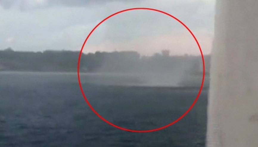 Tekneleri arızalanan yolcular hortuma yakalandı