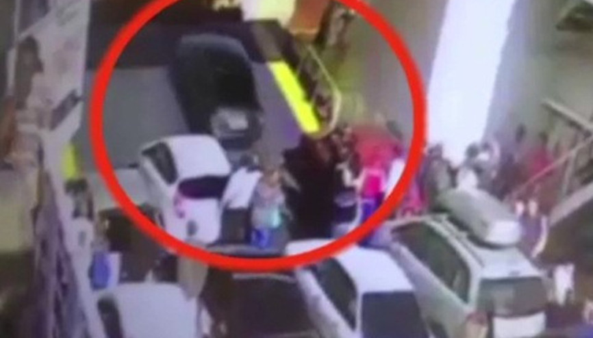 Otomobil feribottan denize düştü Otomobil feribottan denize düştü