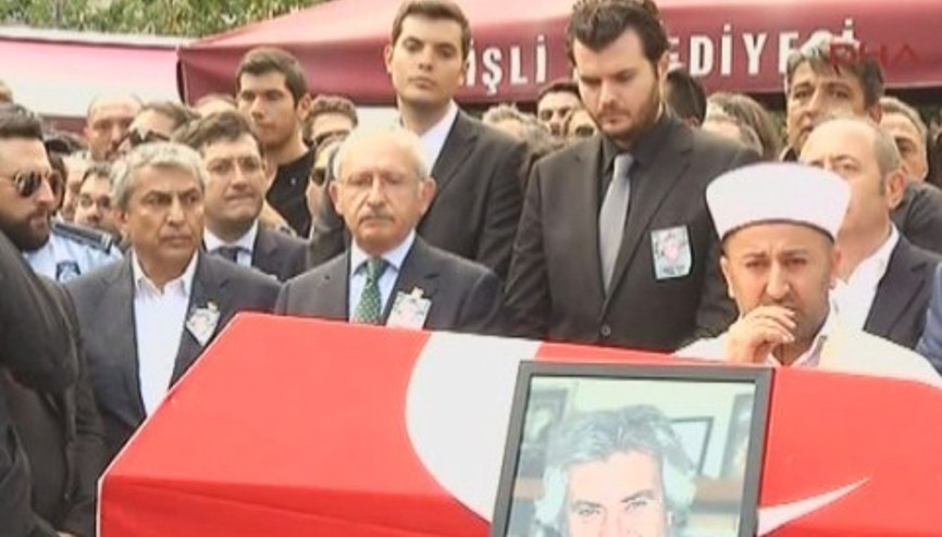 Tarık Akanın cenaze namazına binlerce kişi katıldı