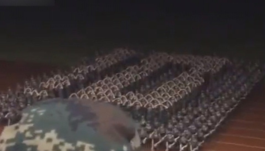 Çinli kızlardan etkileyici askeri kareografi