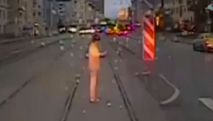 Dikkatsiz kadın tramvayın altında can verdi