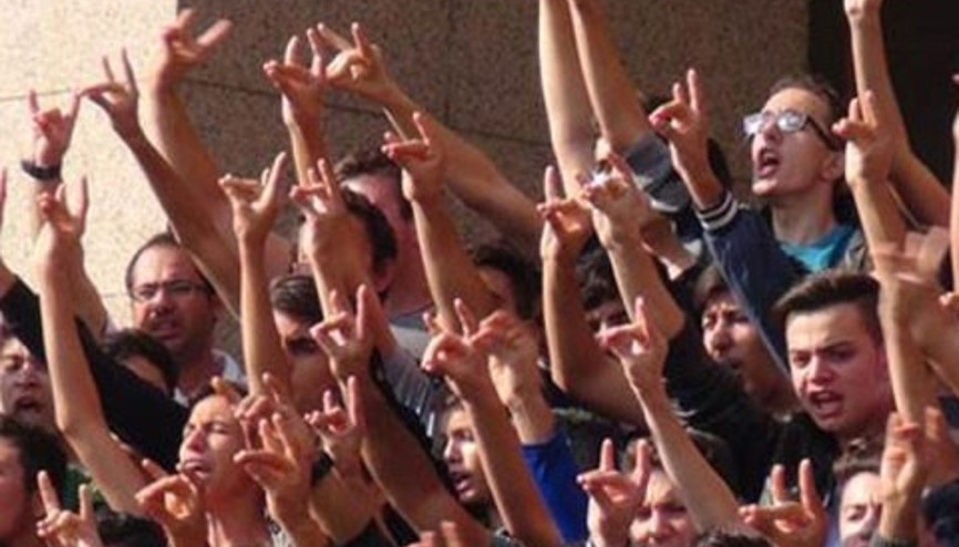 Çakıroğlu davasında adliye önünde slogan uyarısı Çakıroğlu davasında adliye önünde slogan uyarısı