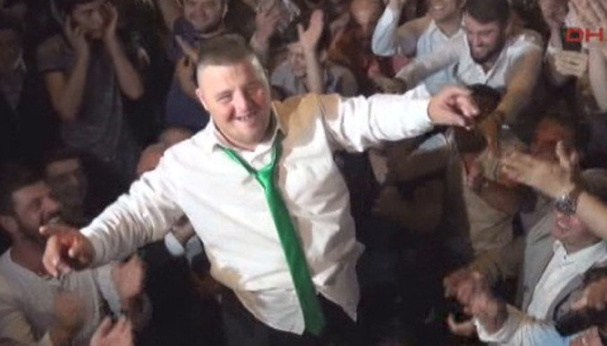 Mahallelilerden Down sendromlu gence doğum günü partisi